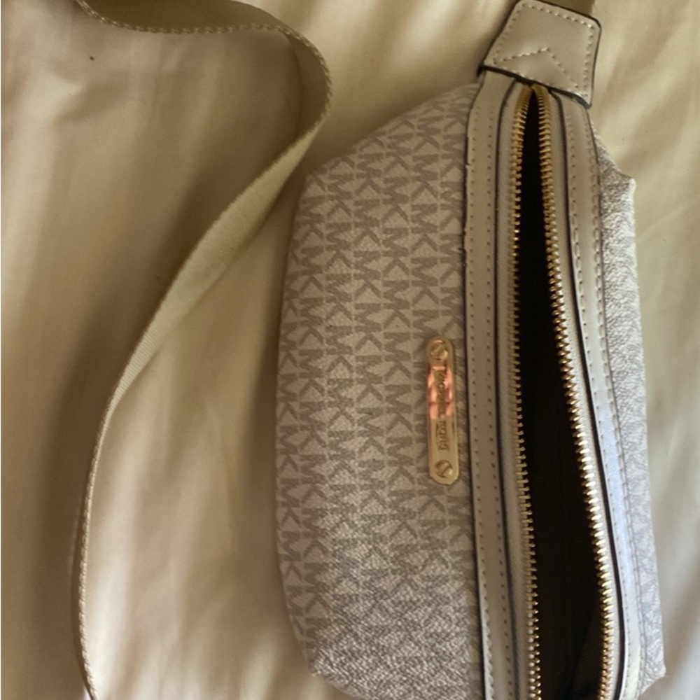 Michael Kors Crossbody Fanny pack bag.